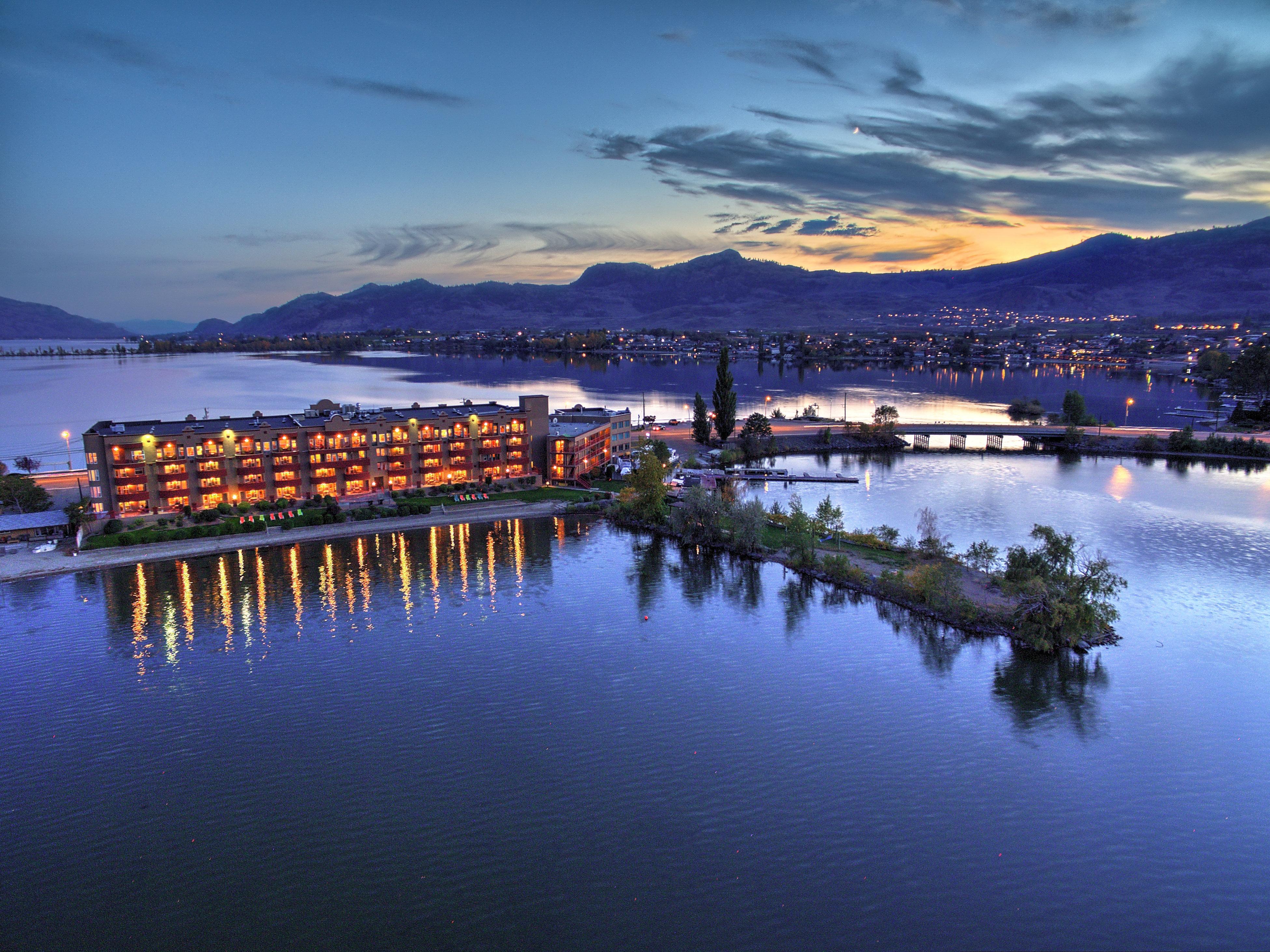 Holiday Inn Hotel & Suites Osoyoos, An Ihg Hotel Exterior photo