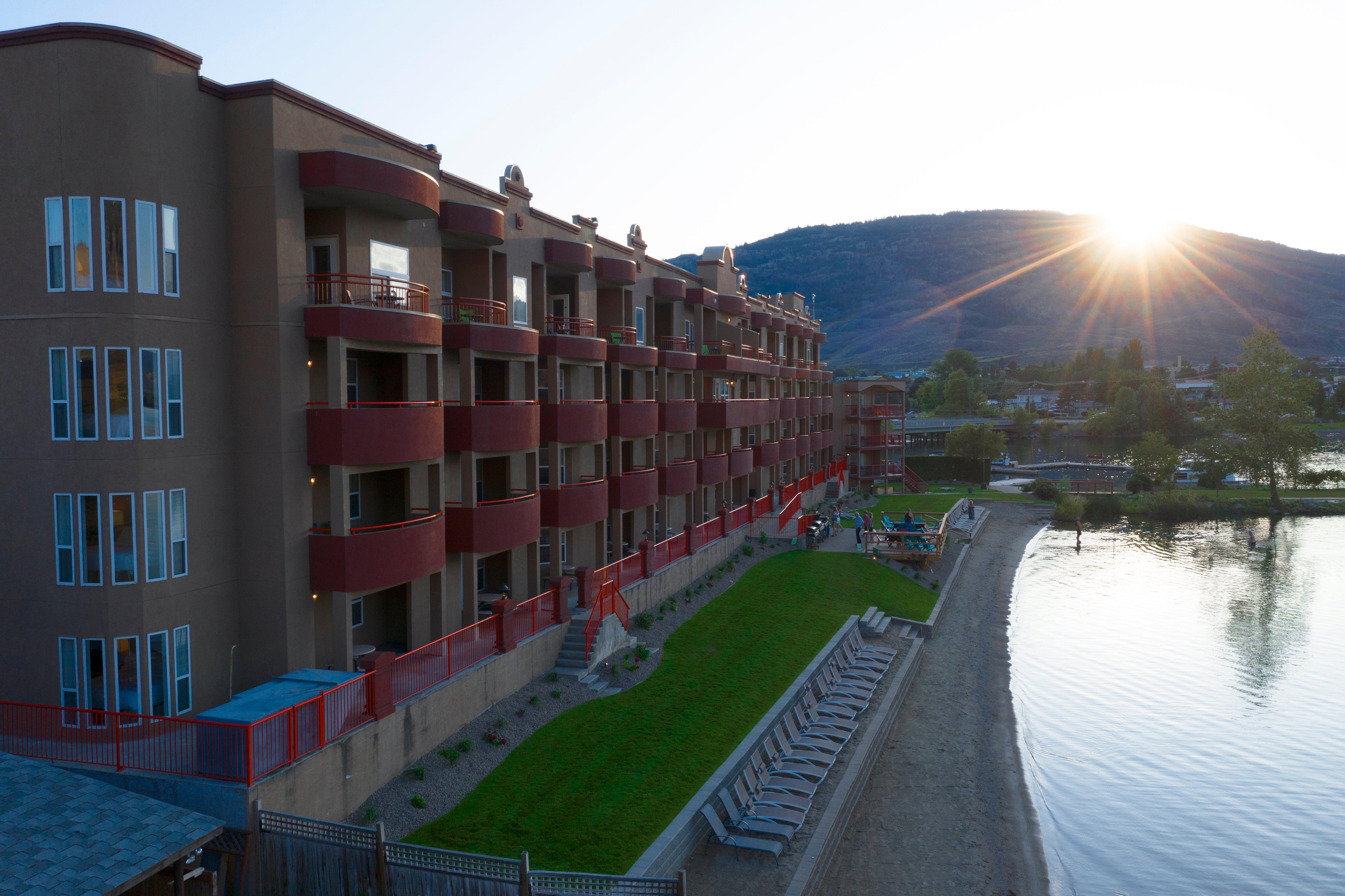 Holiday Inn Hotel & Suites Osoyoos, An Ihg Hotel Exterior photo