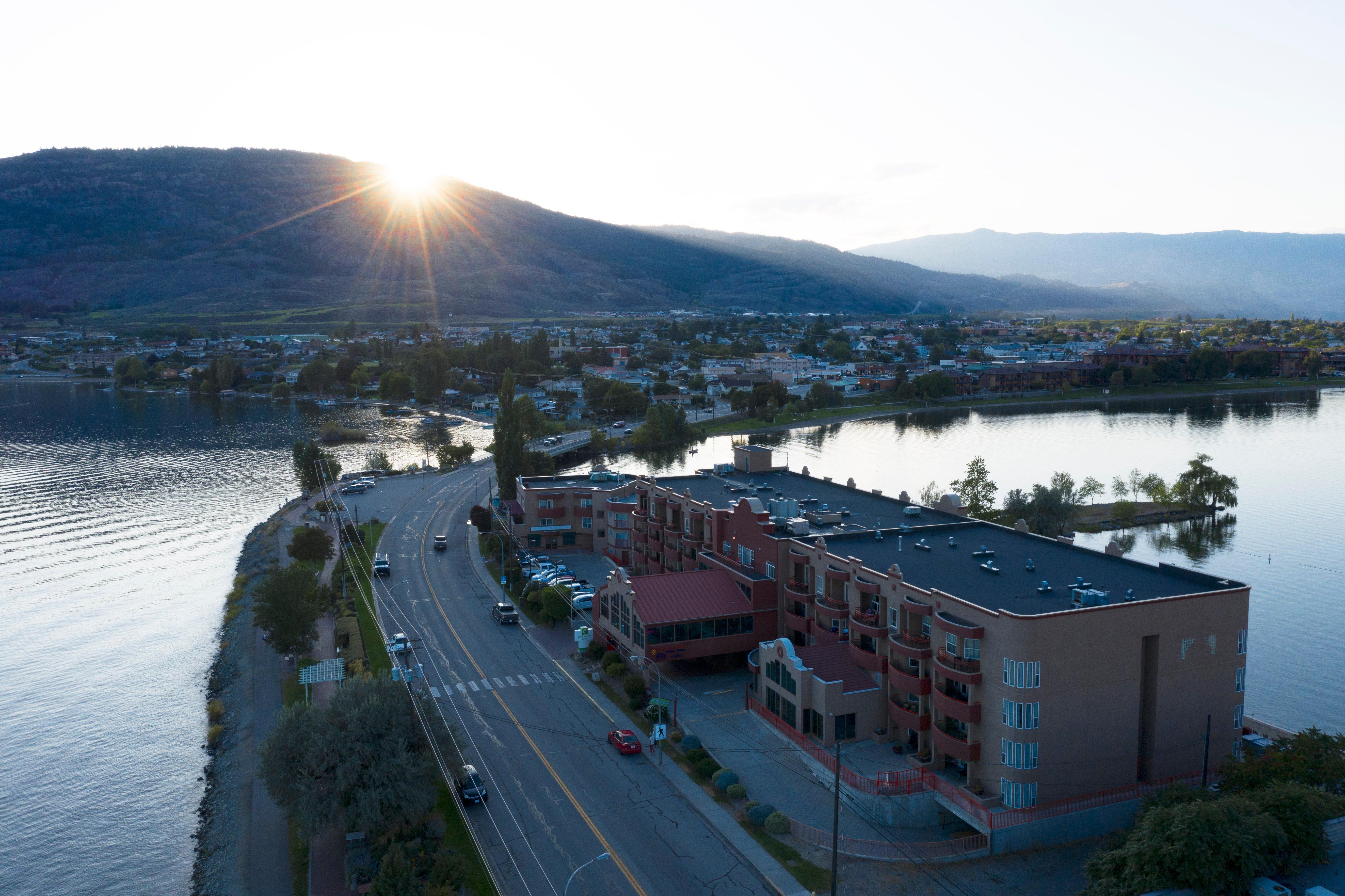 Holiday Inn Hotel & Suites Osoyoos, An Ihg Hotel Exterior photo