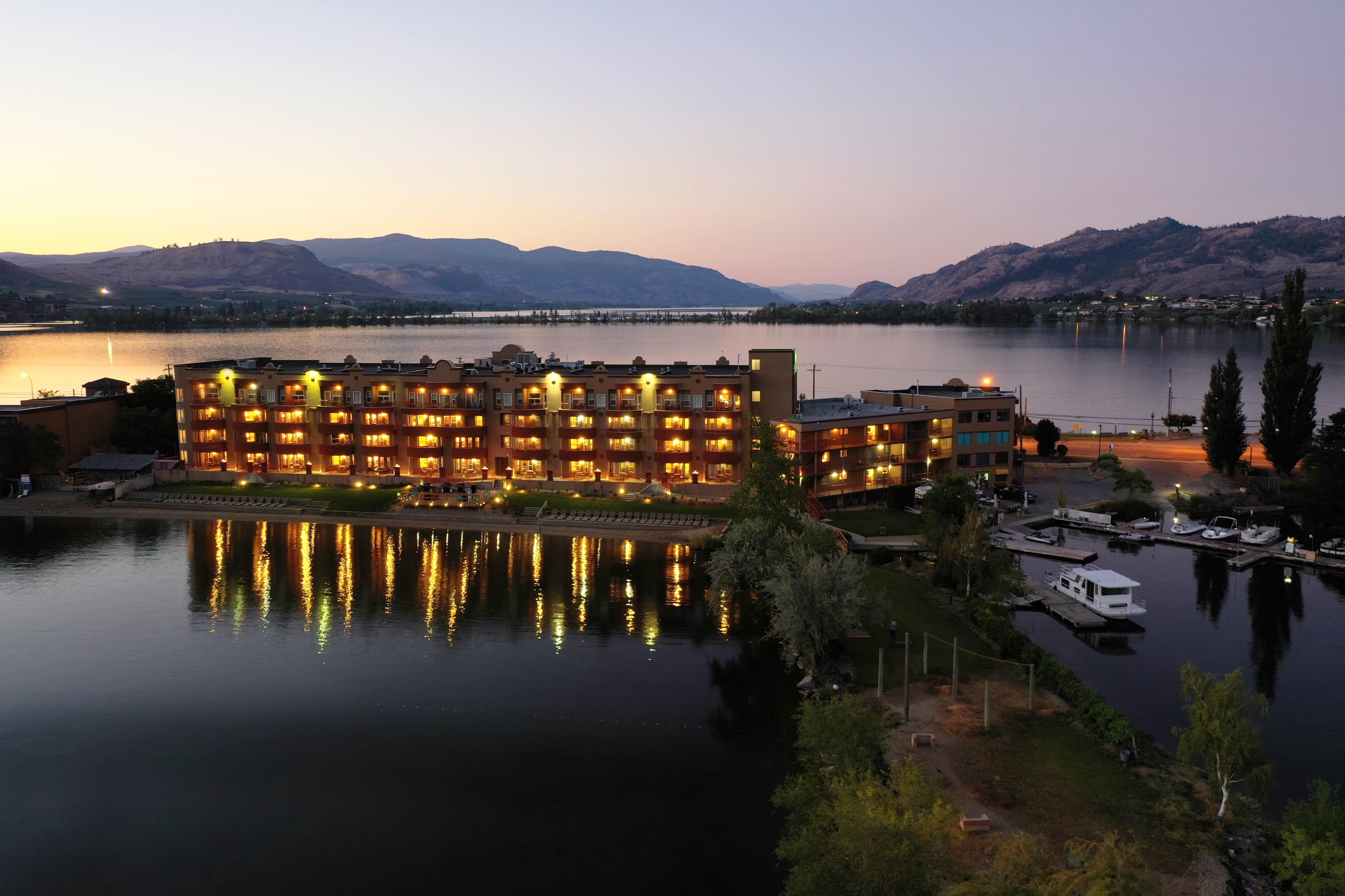 Holiday Inn Hotel & Suites Osoyoos, An Ihg Hotel Exterior photo